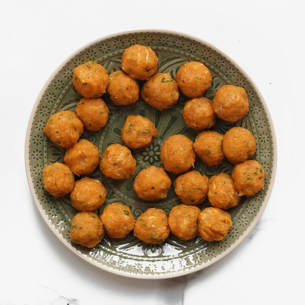 Neem wat van het kabeljauwmengsel en vorm er bollen van. Herhaal dit totdat al het mengsel op is.