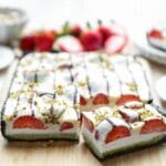 Pistache dessert met aardbeien en chocolade Kookmutsjes