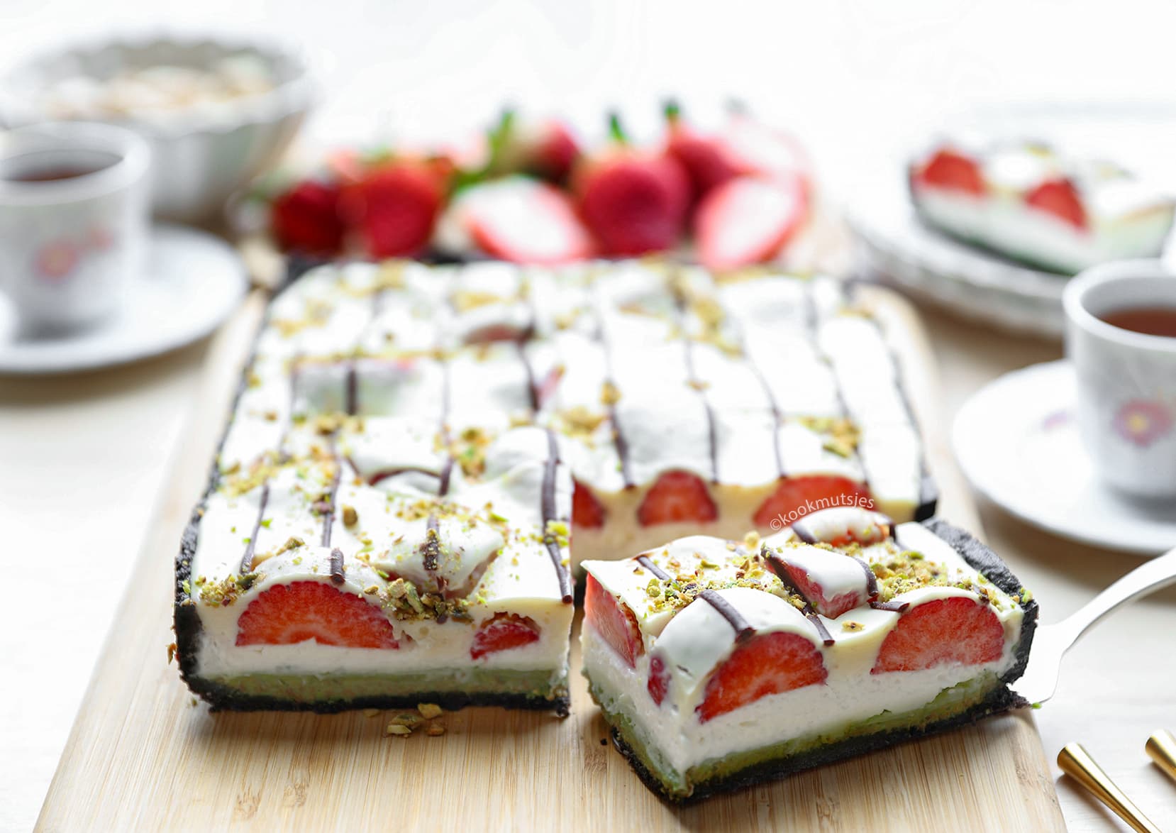 Pistache dessert met aardbeien en chocolade Kookmutsjes