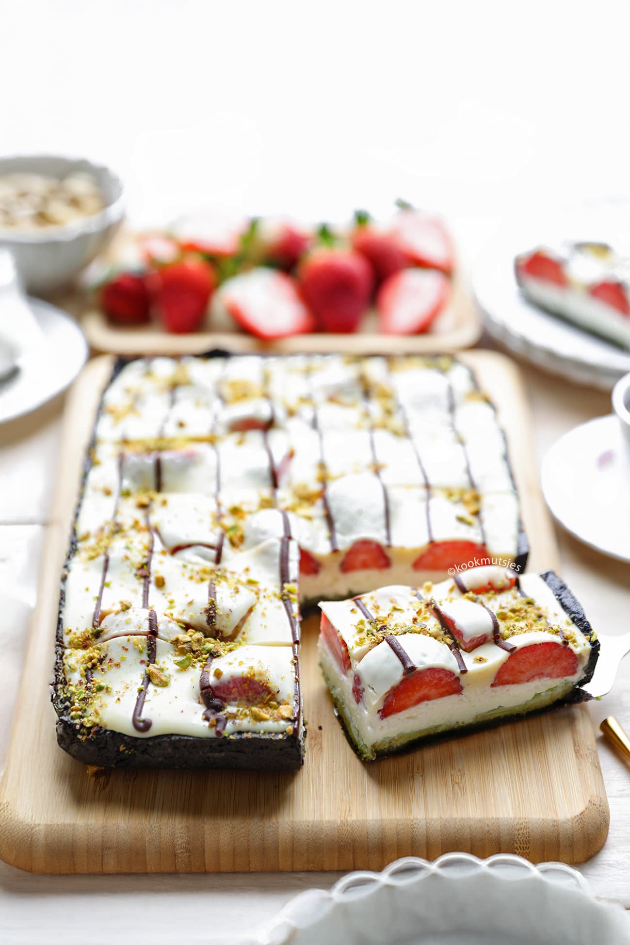 Pistache dessert met aardbeien en chocolade eindresulaat Kookmutsjes