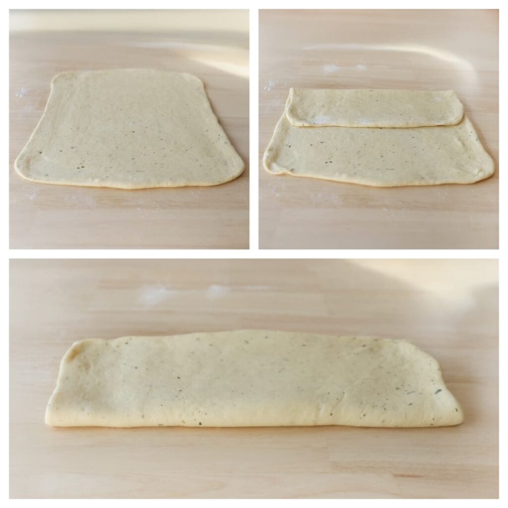 Vouw het bovenste gedeelte van het deeg naar het midden toe. Vouw vervolgens de onderkant van het deeg over het bovenste gedeelte, zodat er een drielagige rechthoek ontstaat.