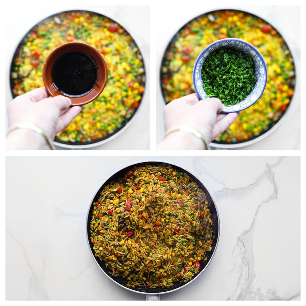 Roer de ketjap manis en fijngehakte peterselie door de rijst. Meng goed en zet apart.