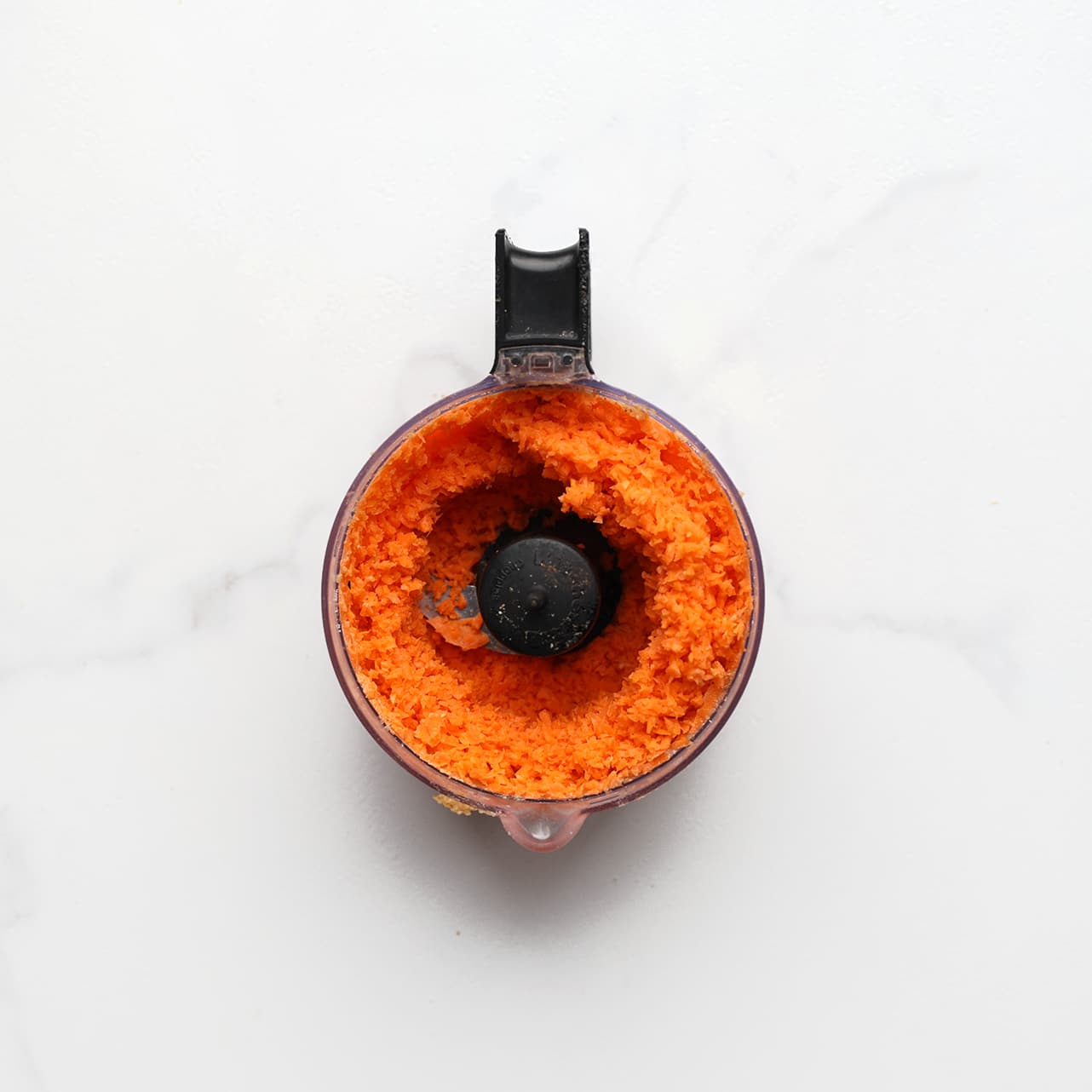 Wortel fijnmalen in een hakmolen