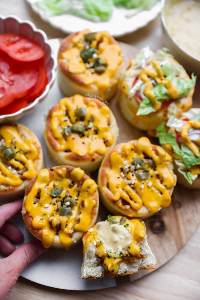 Zachte gevulde broodjes met gehakt eindresultaat Kookmutsjes