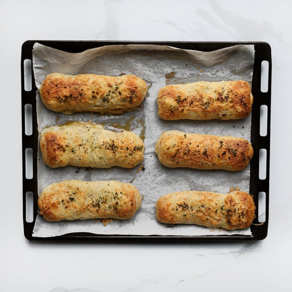 Bak de broodjes in een voorverwarmde oven op 220 °C in 12-18 minuten goudbruin.