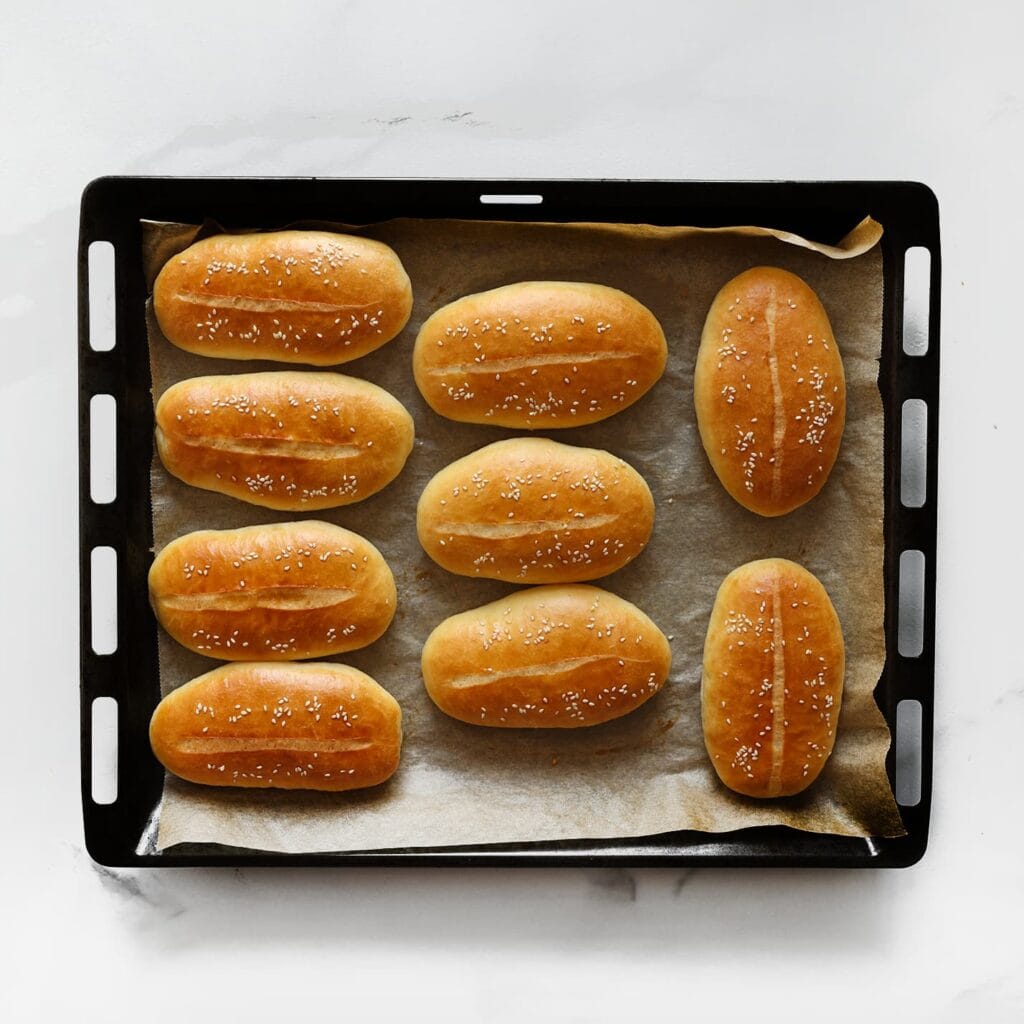 Verwarm de oven voor op 200 °C. Bak de broodjes in 12-18 minuten goudbruin.