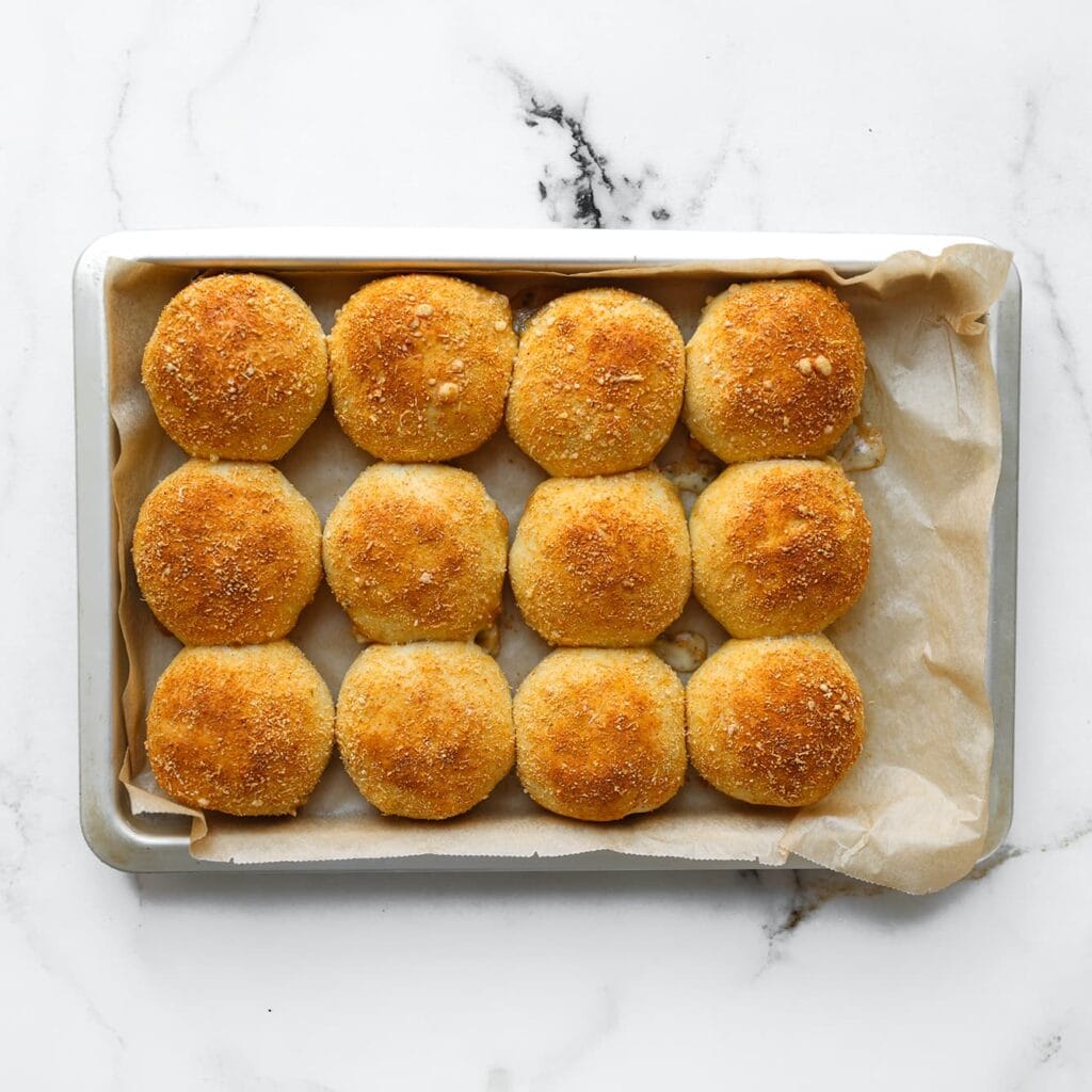 Bak de broodjes in een voorverwarmde oven op 200 °C in 12-18 minuten goudbruin.