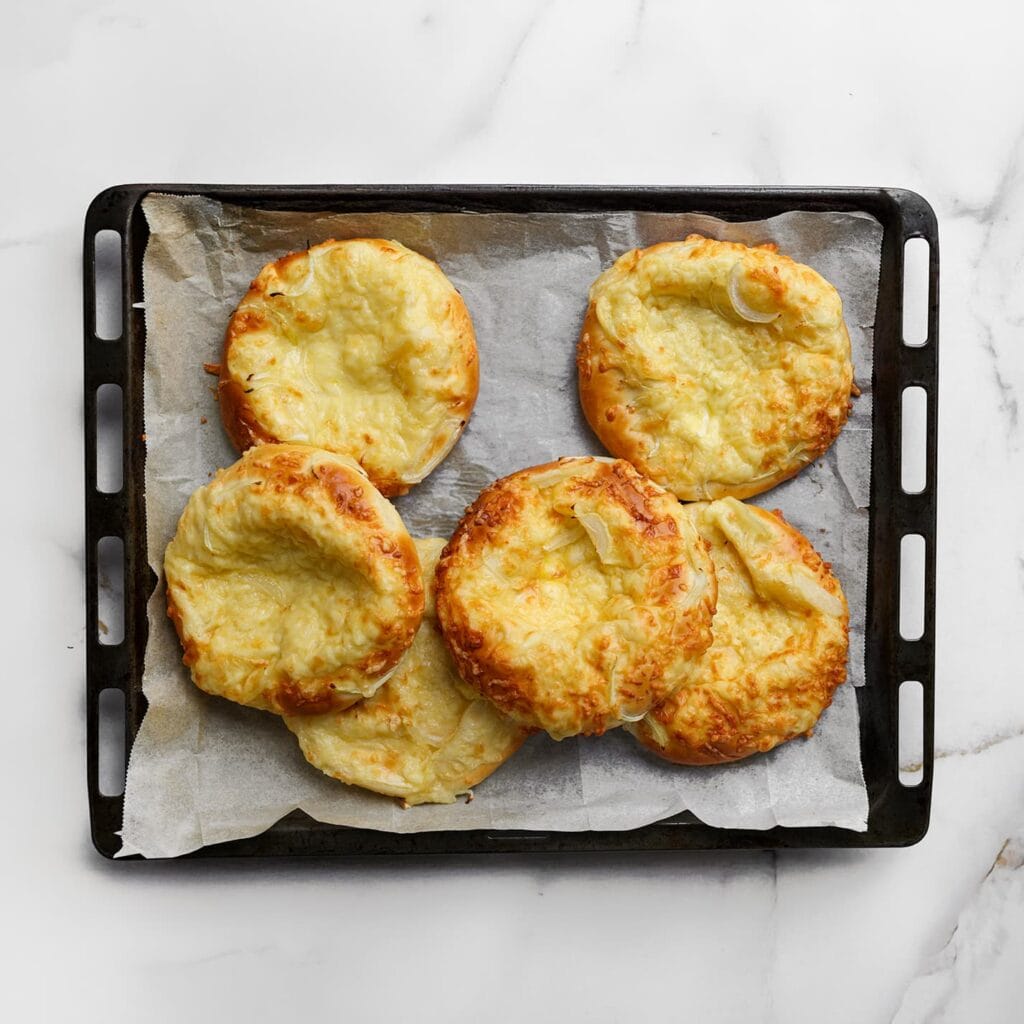 Zet de broodjes in een voorverwarmde oven op 200 ℃. Bak 12-18 minuten of tot de broodjes goudbruin zijn gekleurd.