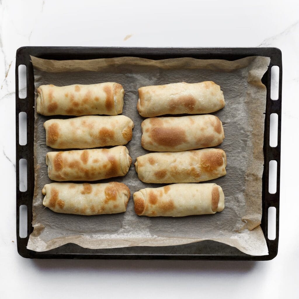 Bak de broodjes in een voorverwarmde oven op 200 °C in 20-25 minuten goudbruin. Houd de baktijd in de gaten, want elke oven werkt anders.