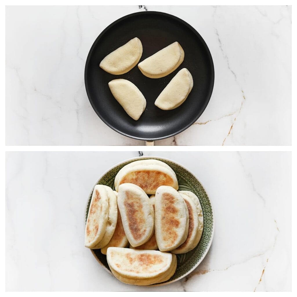 Bak de broodjes in een koekenpan op middelhoog vuur aan beide kanten gaar. Dek ze direct af met een schone theedoek zodat ze zacht blijven.