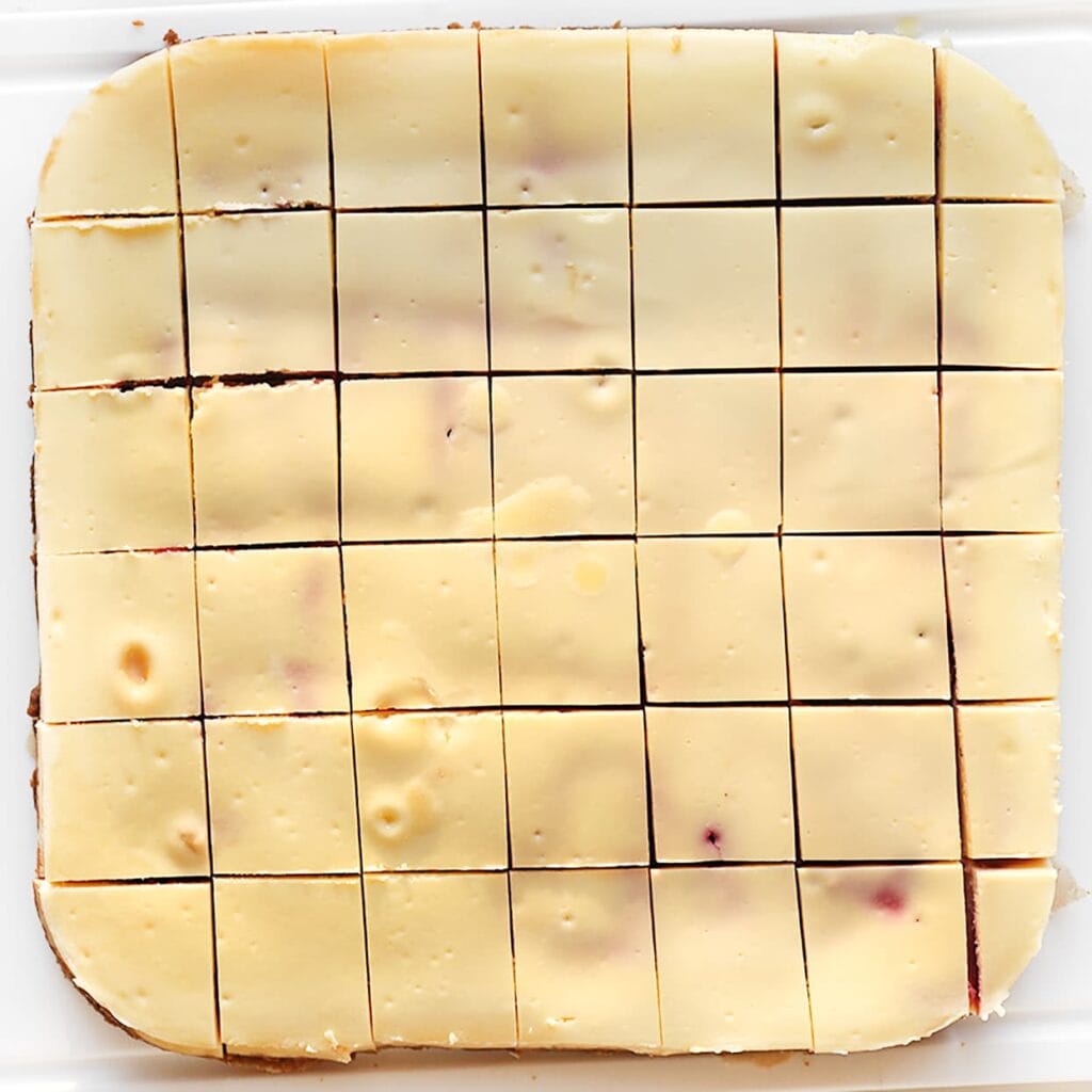 Snijd de cheesecake in kleine, gelijke blokjes.