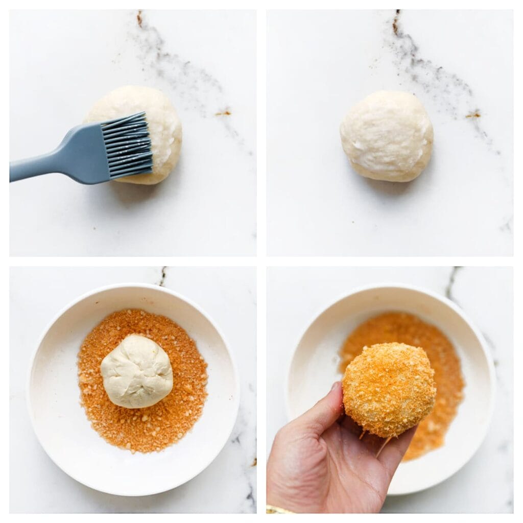 Bestrijk elk bolletje met melk en rol ze door het kaasmengsel.