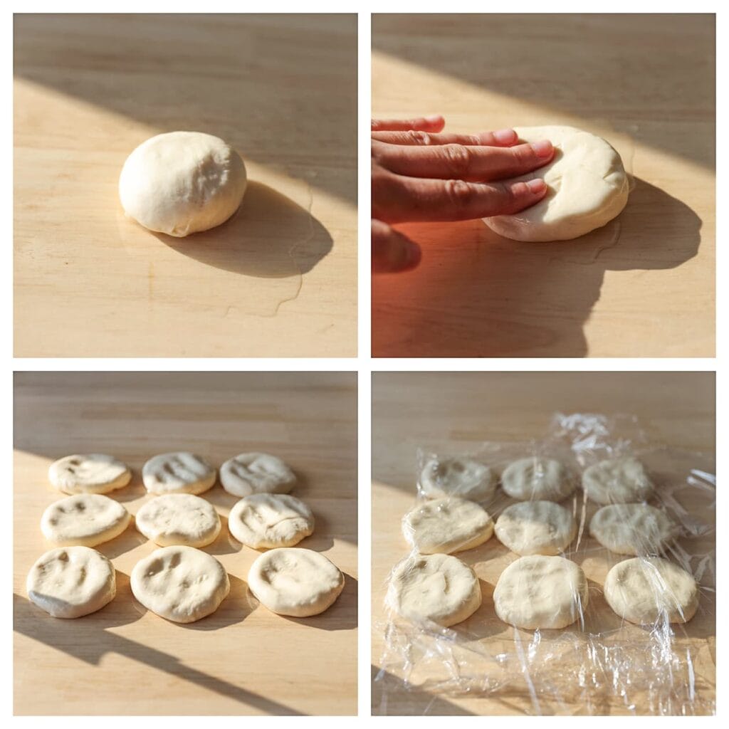 Vet je handen in met olie en neem een bol deeg. Druk deze plat op een ingevette werkplek. Dek af en laat 30 minuten rusten.