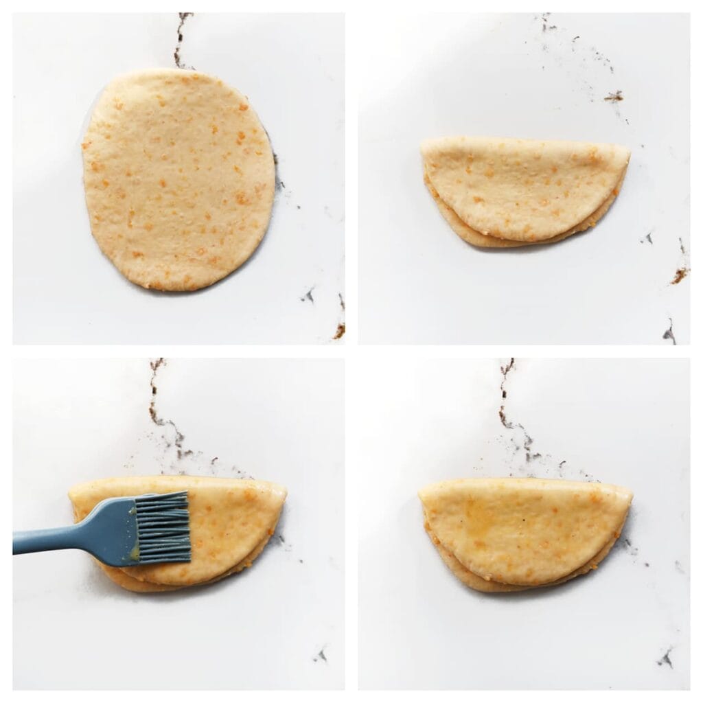 Kluts een extra ei. Vouw het deeg dubbel en bestrijk de bovenkant hiermee.