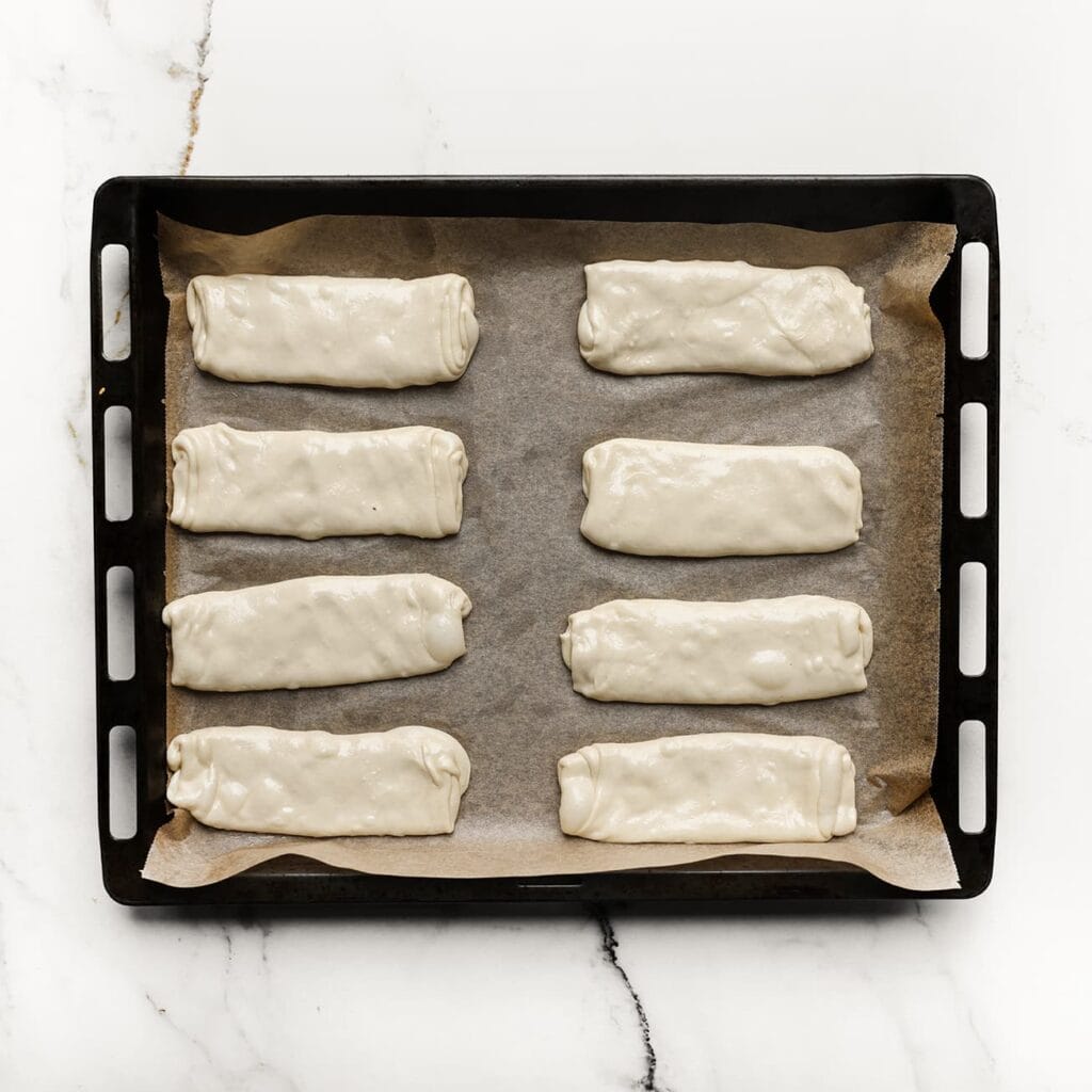 Leg het deeg op een bakplaat met bakpapier.