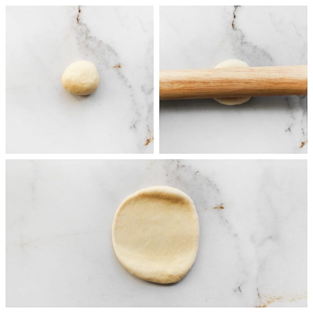 Neem een bolletje deeg en rol het uit tot een cirkel met een doorsnede van ongeveer 10 cm.