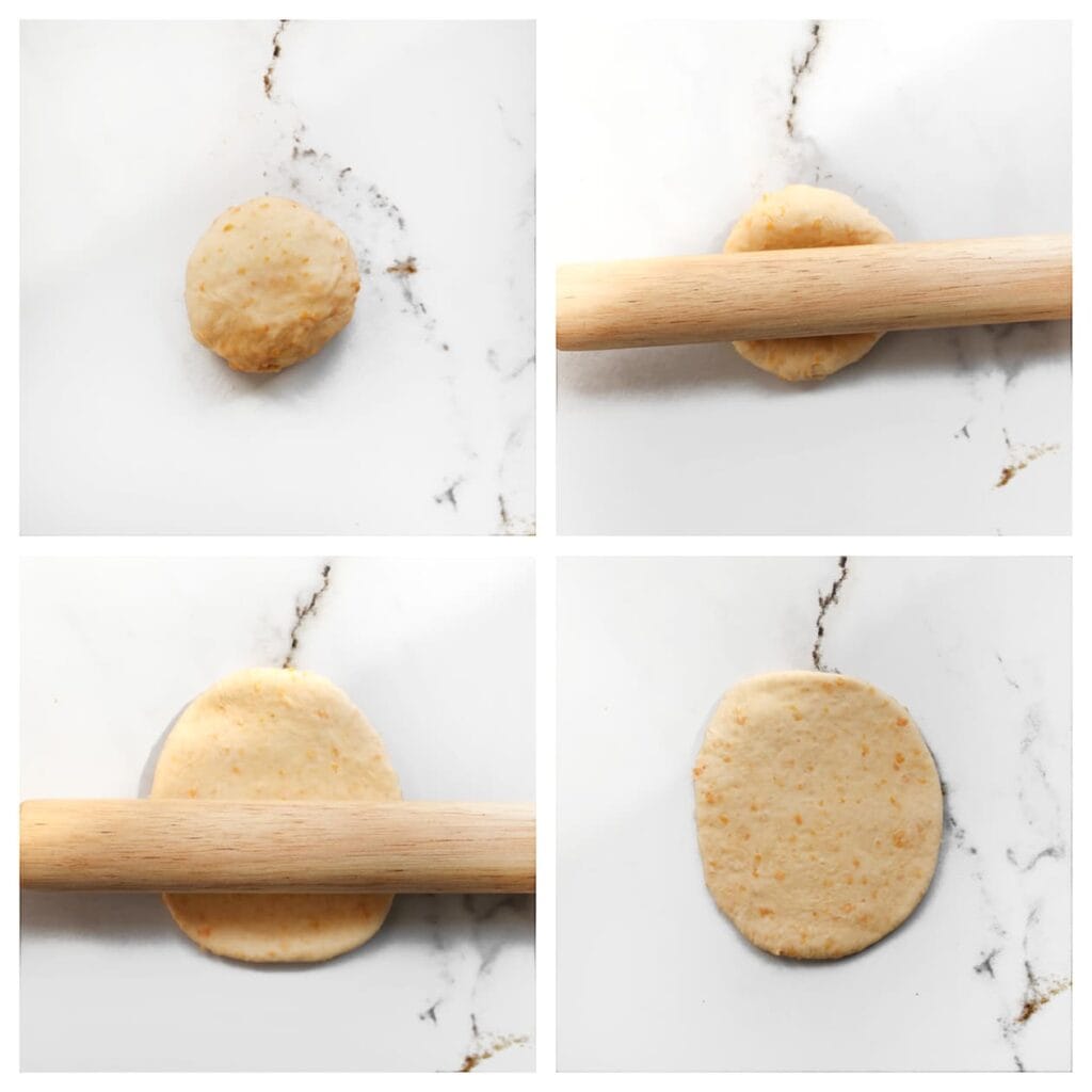 Rol elk bolletje met een deegroller uit tot een cirkel van ongeveer 13 cm. 