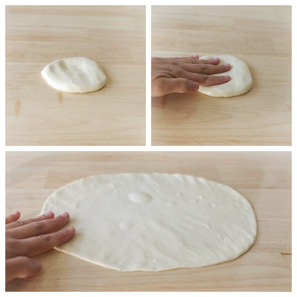 Vet je werkplek in met olie (15 ml per stuk) en leg het deeg erop. Spreid het deeg met je vingertoppen vanuit het midden naar buiten tot een lap van ongeveer 35 x 30 cm. Vet je handen regelmatig in om scheuren te voorkomen.
