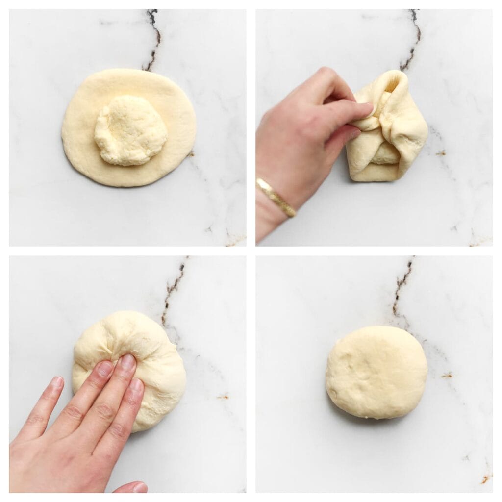 Leg een portie van het kaasmengsel in het midden. Vouw het deeg rondom de vulling dicht en vorm er een stevige bol van. Zorg ervoor dat de naden goed zijn afgesloten. Draai de bol met de naad naar beneden.