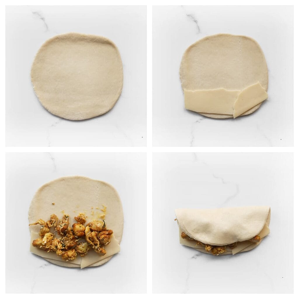 Leg er een plakje kaas op en verdeel er een portie kipmengsel over. Vouw het deeg dubbel.