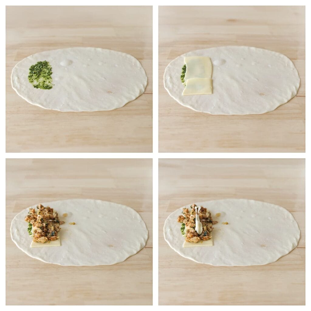 Smeer een laagje groene pesto op één kant van het deeg. Leg er een plakje kaas bovenop. Verdeel het kipmengsel erover. Voeg naar wens smeerkaas toe.