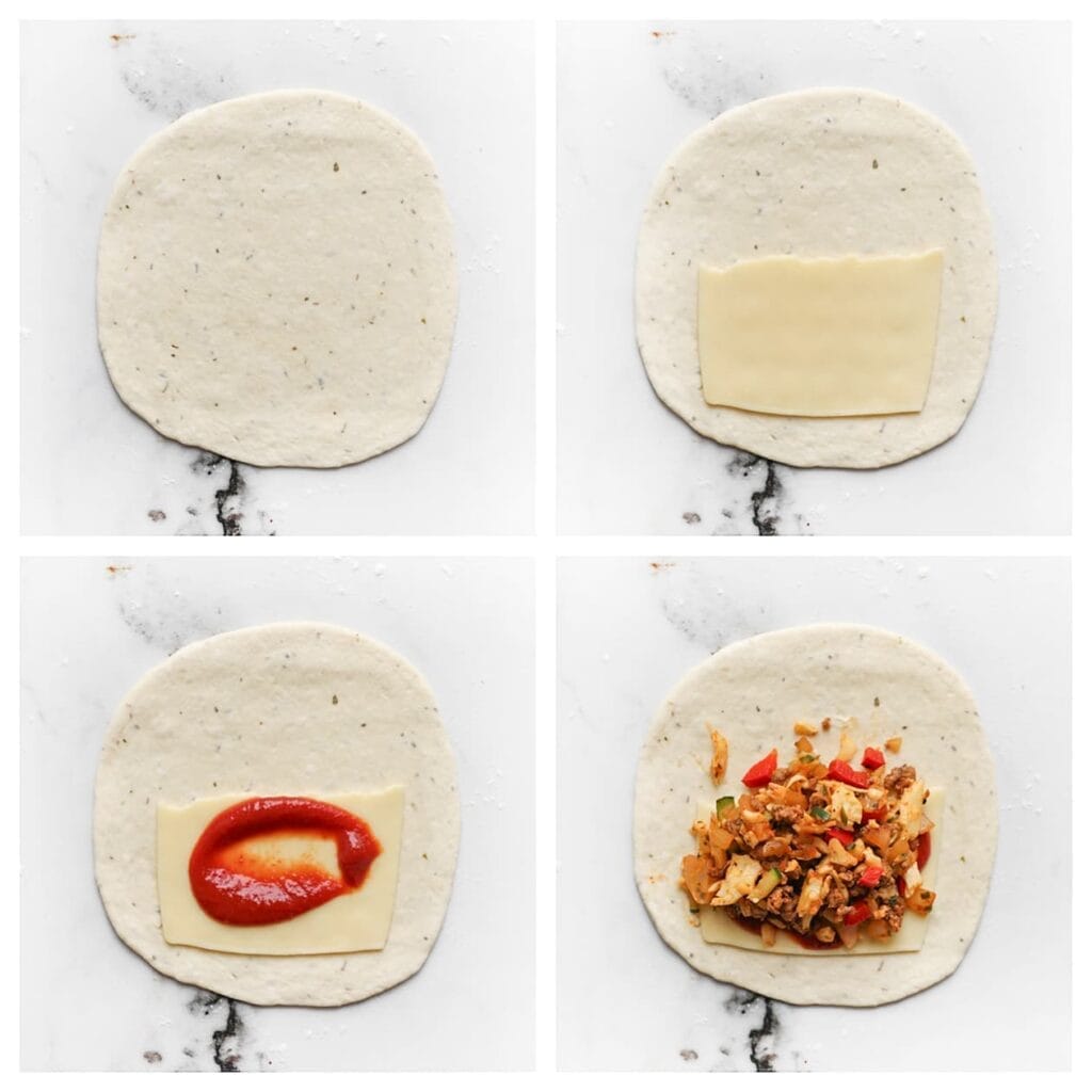 Leg er een plakje kaas op en bestrijk met een laagje tomatensaus. Verdeel er ongeveer 60 gram van het gehaktmengsel op. Voeg wat smeerkaas en cheddar kaas toe als je hier van houdt.