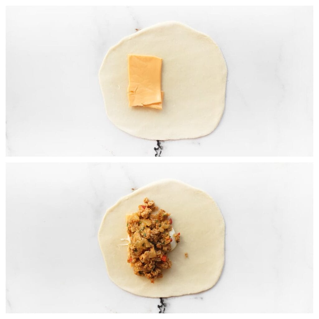 Leg een plakje kaas op het deeg en voeg eventueel saus naar wens toe. Schep een portie gehaktmengsel erop.