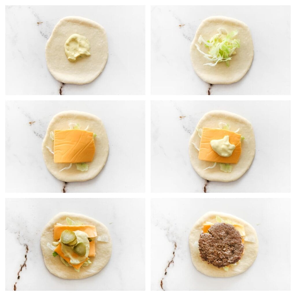 Schep 1 theelepel saus in het midden van het deeg. Verdeel er wat sla over, leg er een plakje cheddar kaas op, gevolgd door een gehaktburger, saus en 2 schijfjes augurk.