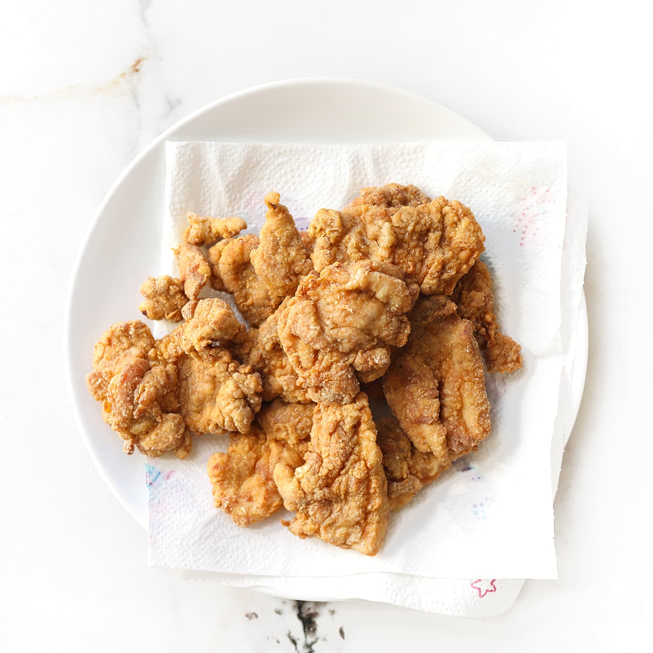 Kip krokant bakken en laten uitlekken op een vel keukenpapier