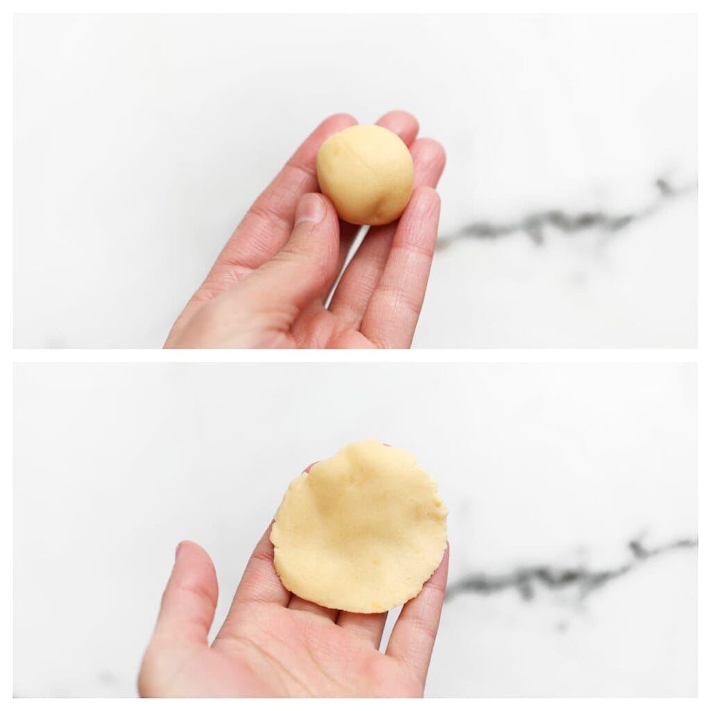 Druk het koekjesdeeg plat.