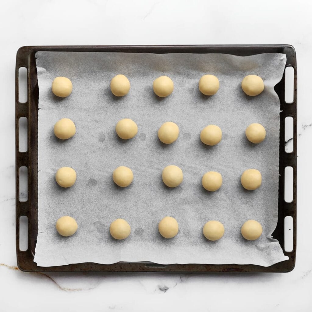 Leg de gevulde notenkoekjes op een met bakpapier beklede bakplaat. Bak in een voorverwarmde oven op 190°C gedurende 10-15 minuten. Houd de baktijd in de gaten, want elke oven werkt anders. Laat de koekjes volledig afkoelen.