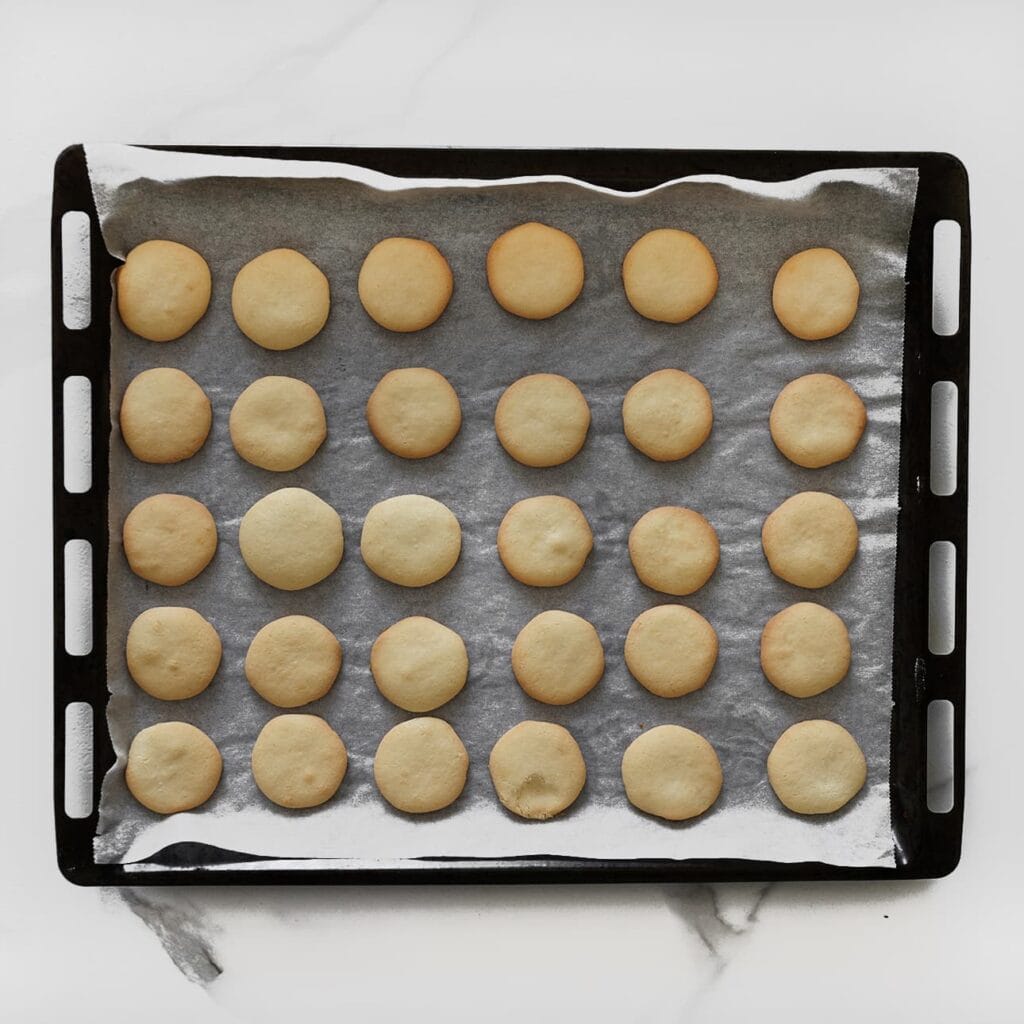 Plaats de koekjes in een voorverwarmde oven op 200 °C. Bak 10-12 minuten. Laat de koekjes volledig afkoelen.