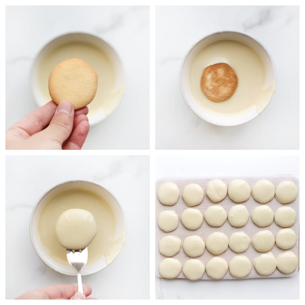 Doop de bovenkant van de afgekoelde koekjes in de gesmolten witte chocolade en leg ze op een vel bakpapier.