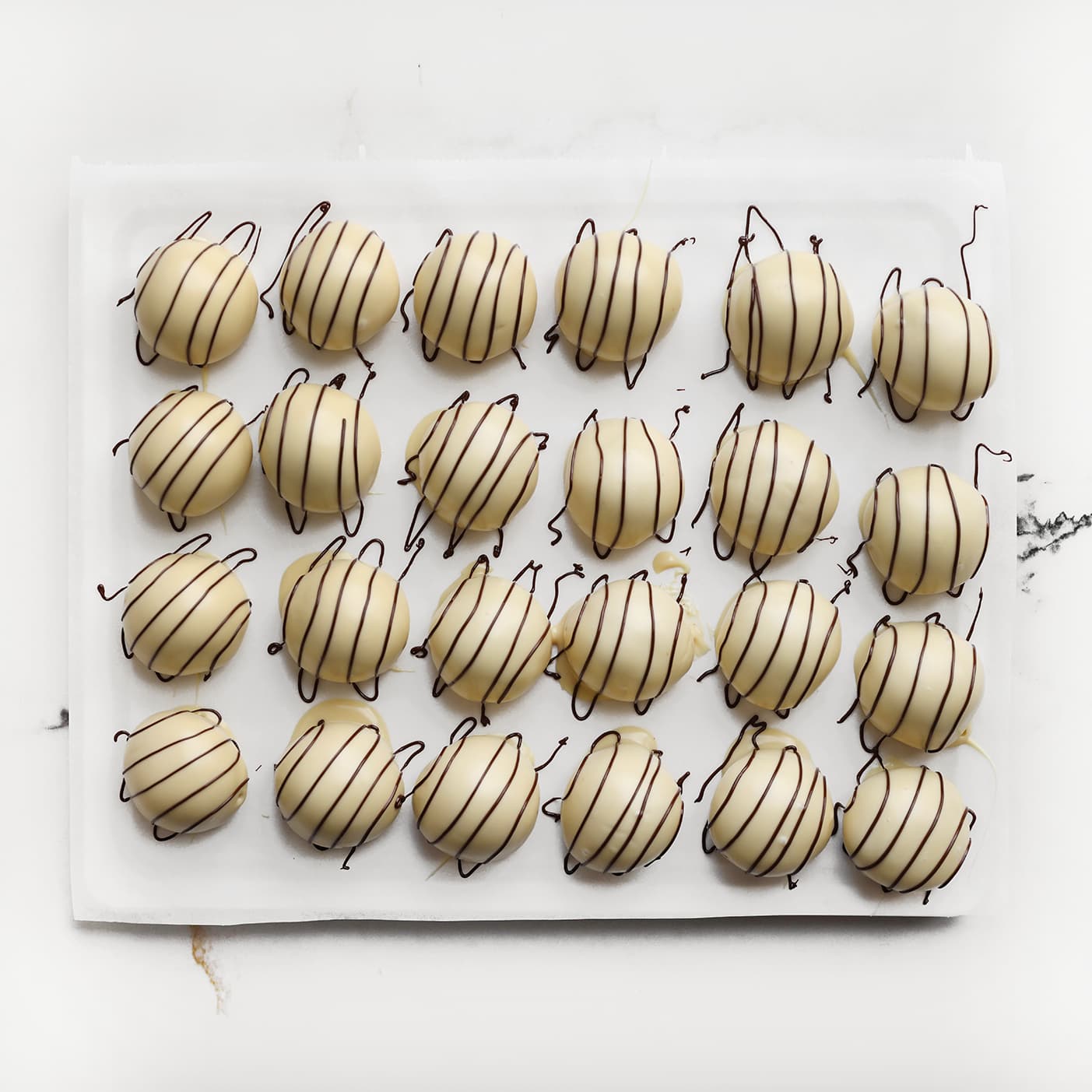 Koekjes garneren met melkchocolade