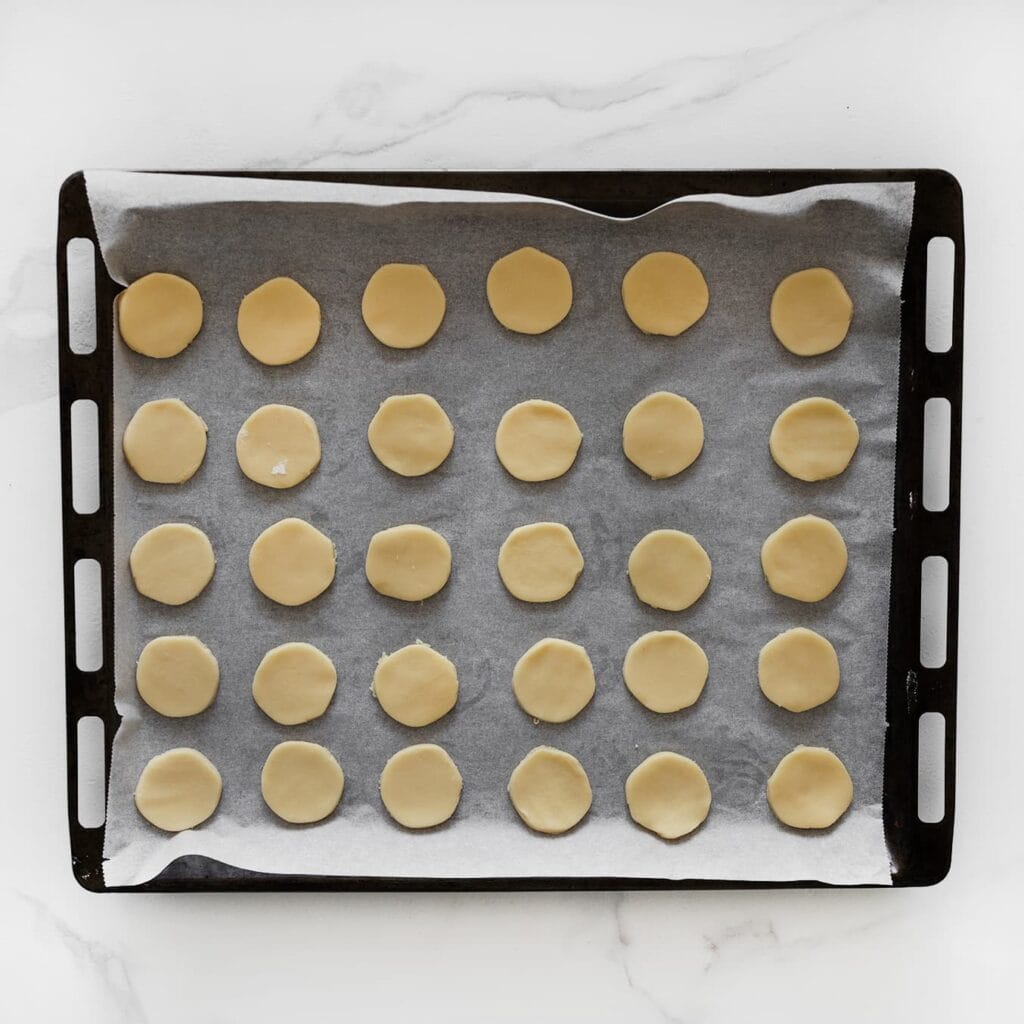 Leg de koekjes op een met bakpapier beklede bakplaat.