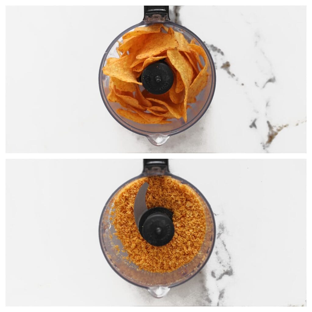 Maal de nacho chips in een hakmolen tot grove kruimels.