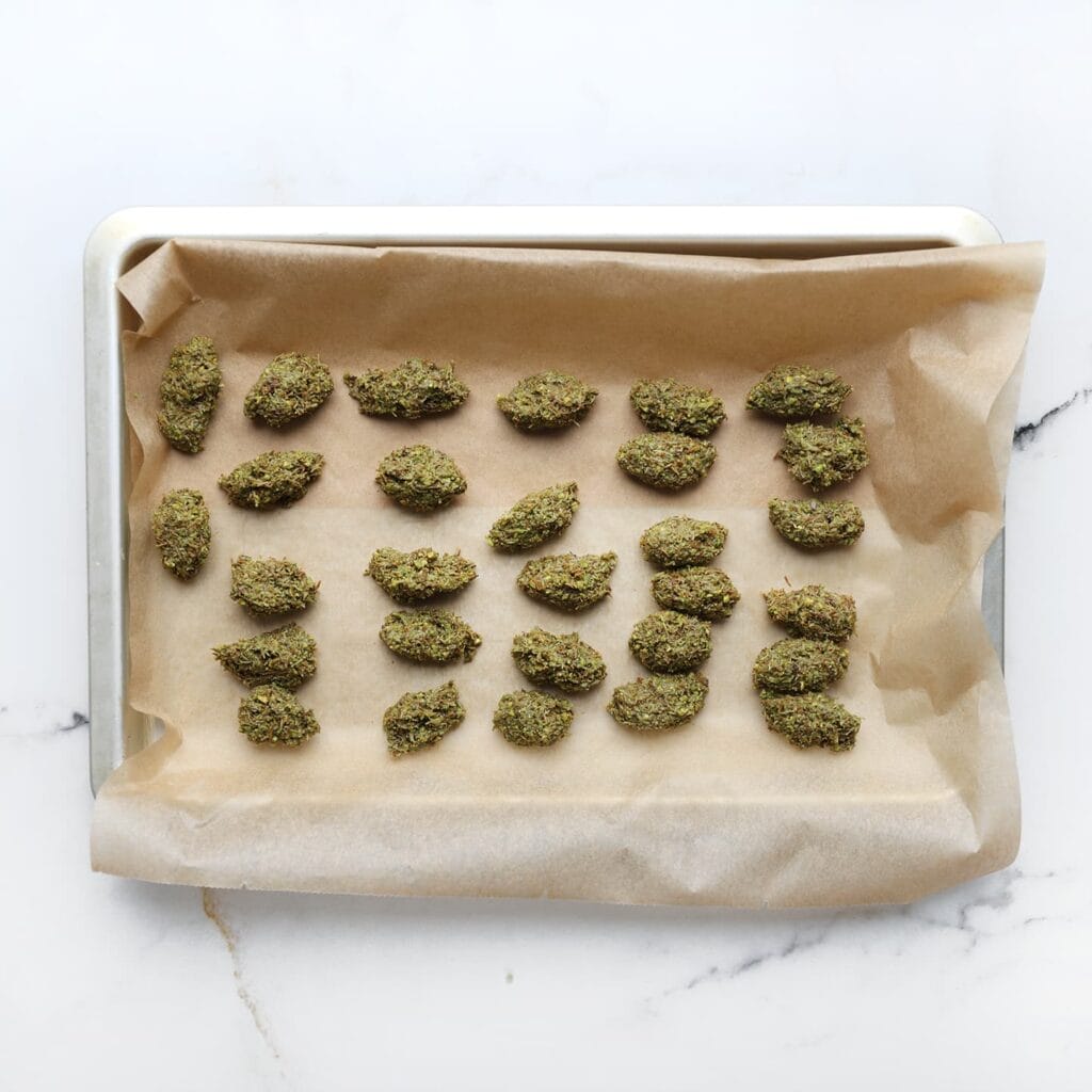 Neem porties van 8 gram, druk goed samen tot kleine schijfjes en leg ze op een vel bakpapier. Leg in de koelkast.