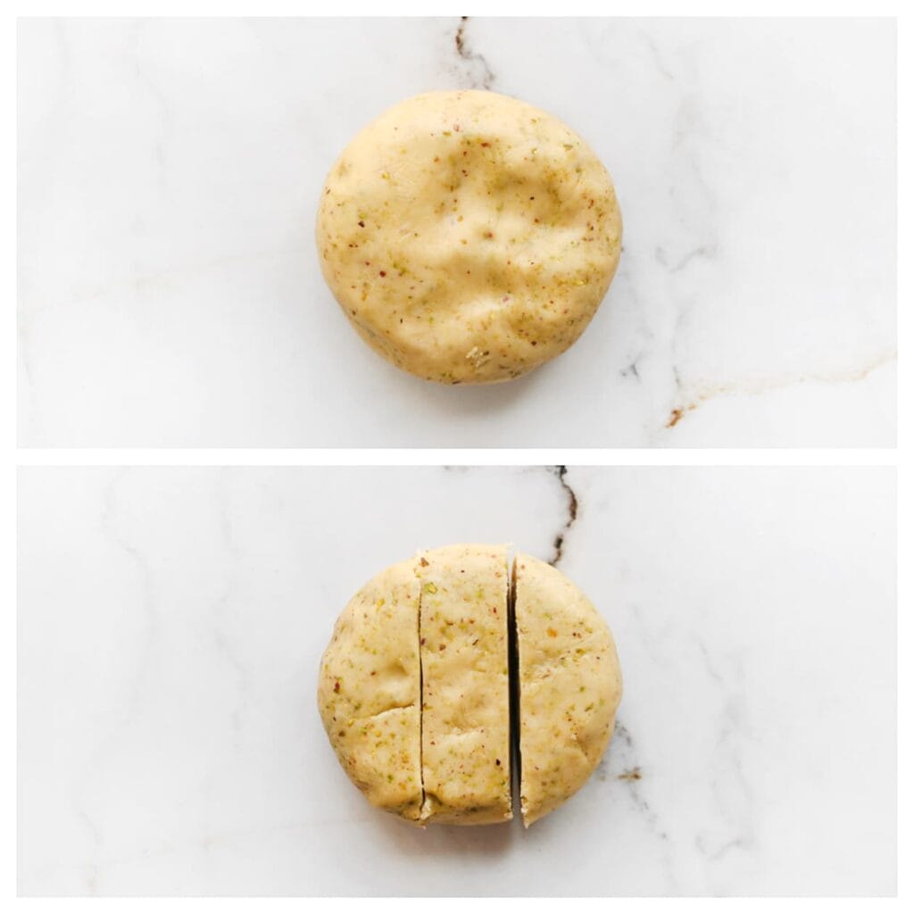 Verdeel het koekjesdeeg in drie gelijke stukken van ongeveer 175 gram. 