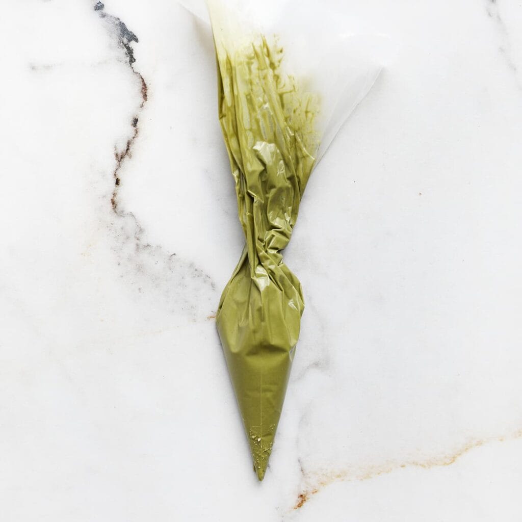 Doe de pistachepasta in een spuitzak.