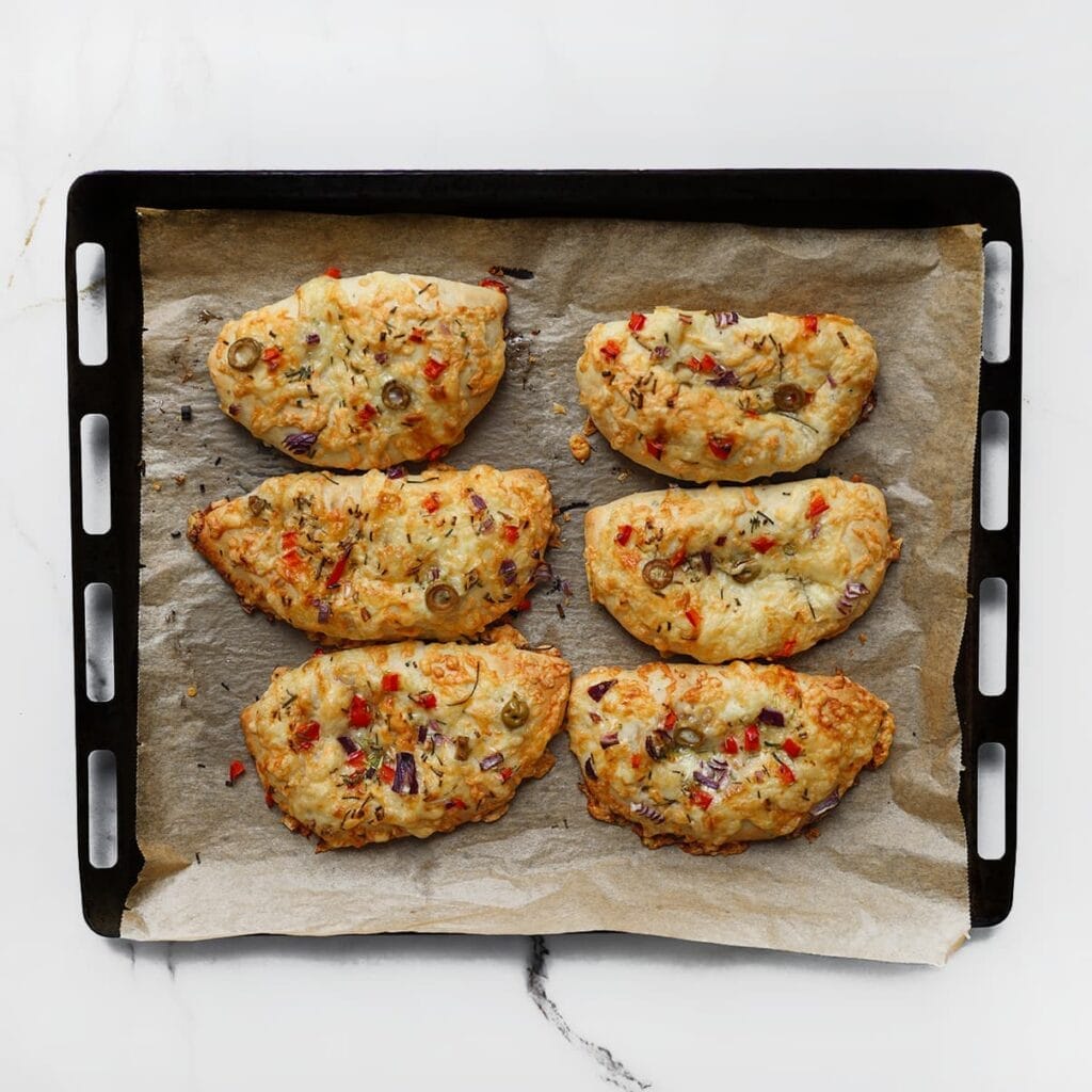 Bak de pizzabroodjes in een voorverwarmde oven op 200 °C in 12-18 minuten goudbruin.
