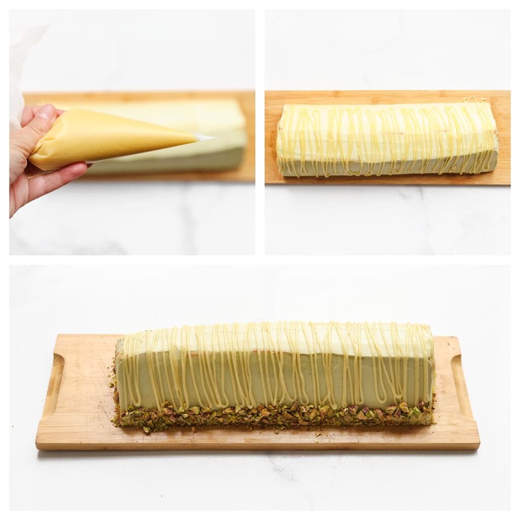 Spuit lijntjes ganache over het dessert. Garneer de bovenkant met stukjes aardbei en pistachenoten, en de onderkant met fijngehakte pistachenoten.