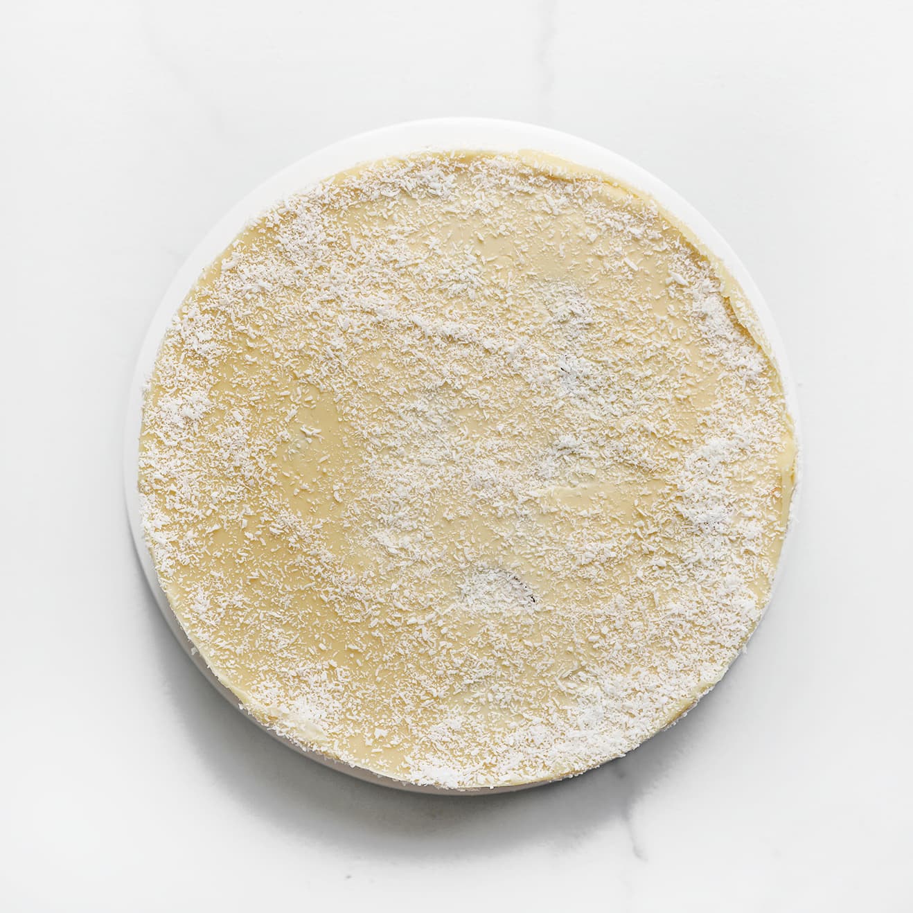 Geraspte kokos verdelen over de aardbeientaart