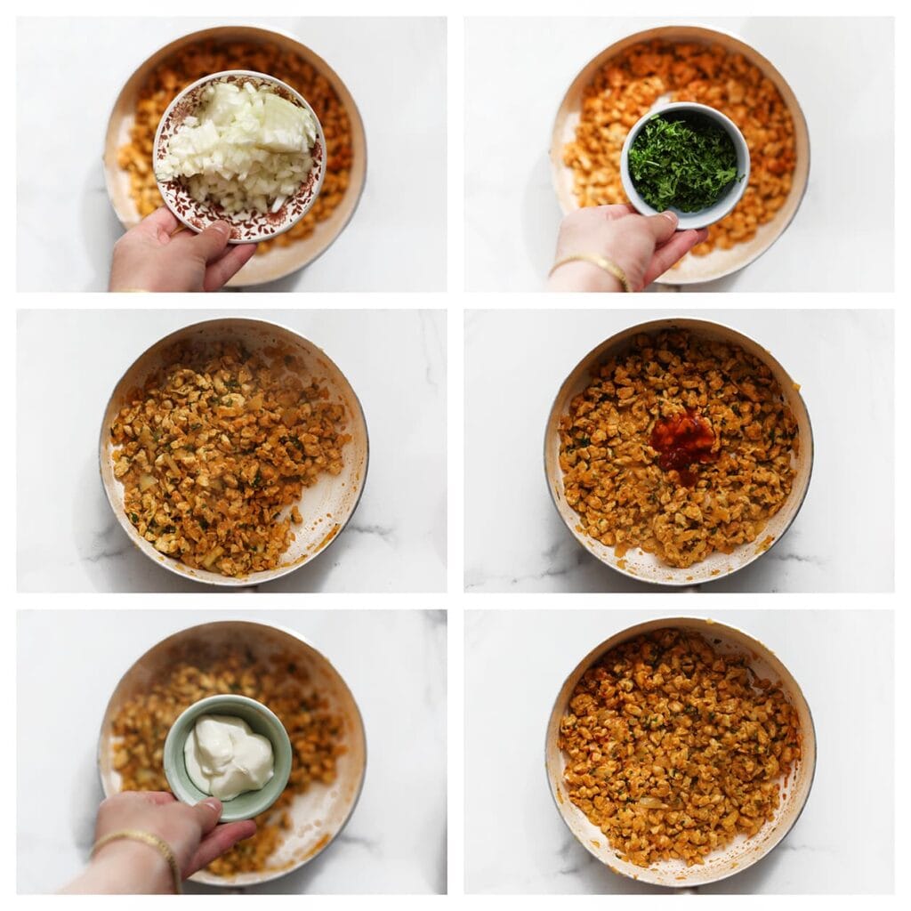 Voeg de gesnipperde ui en gehakte peterselie toe en bak nog 3–4 minuten mee. Zet het vuur uit en voeg de chilisaus, sambal en smeerkaas toe. Meng goed tot een romig geheel.