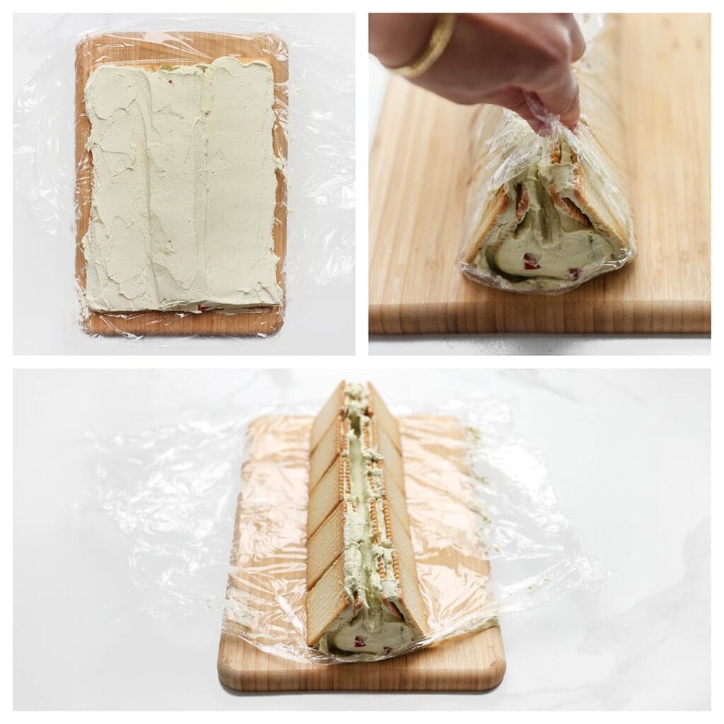 Vouw het dessert met behulp van de huishoudfolie in de vorm van een driehoek. Druk de zijkanten goed tegen elkaar aan om het stevig te vormen.