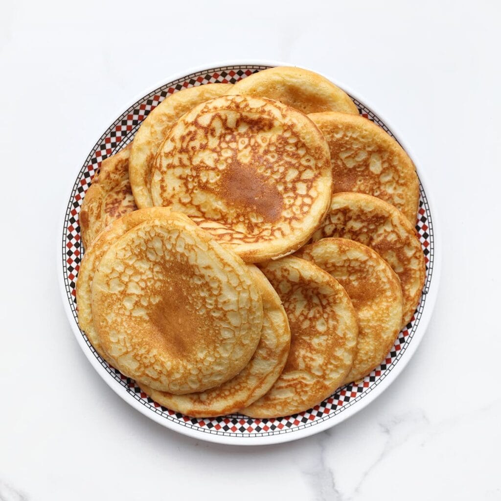 Mkanfer met kip op een bord