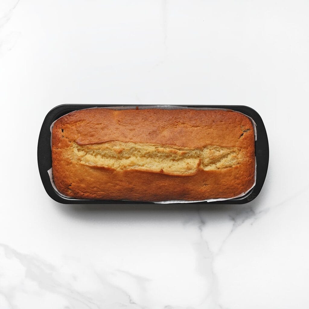 Zet de cake in een voorverwarmde oven op 165 °C. Bak 25-35 minuten. Houd de cake goed in de gaten; elke oven werkt anders. Controleer met een satéprikker of de cake gaar is: komt deze er droog uit, dan is de cake klaar. Laat de cake volledig afkoelen voordat je hem aansnijdt.