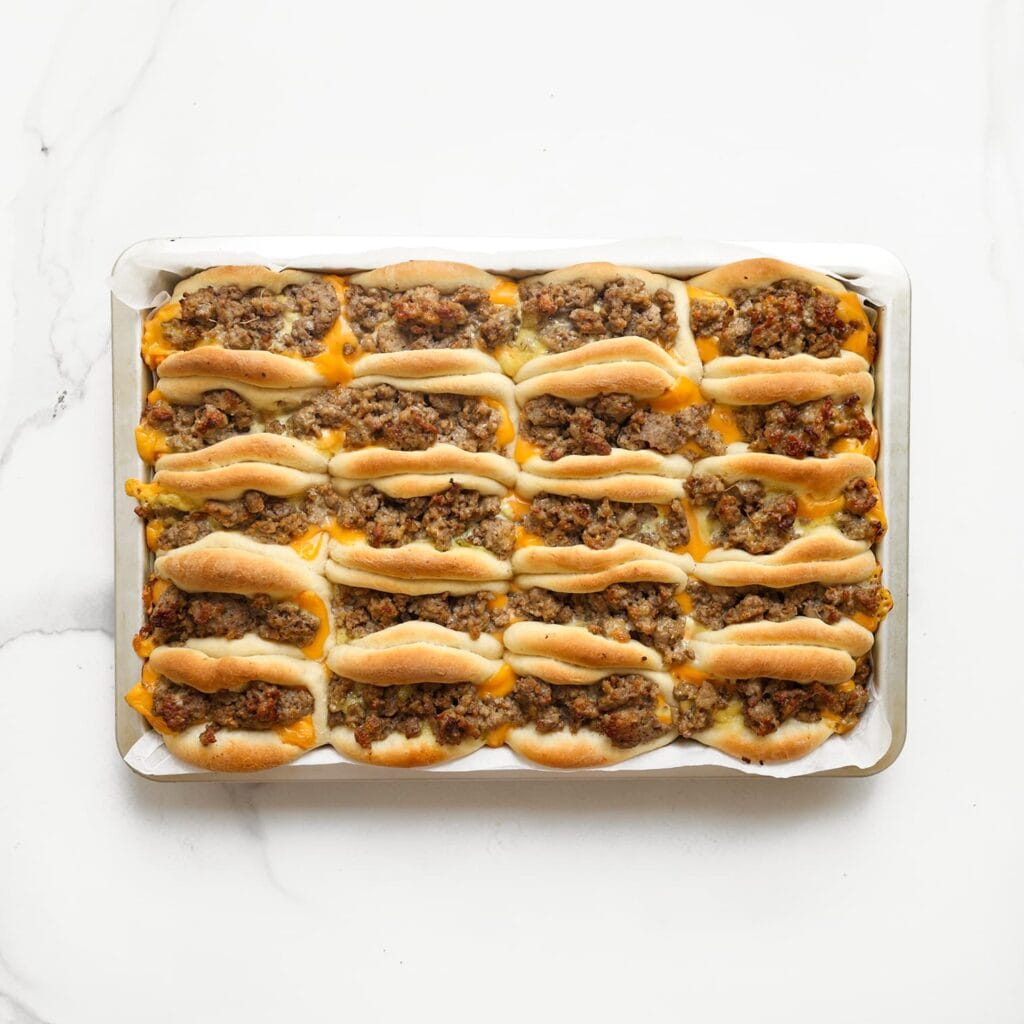 Verwarm de oven voor op 200 °C (boven- en onderwarmte). Bak de broodjes in 15–25 minuten goudbruin en gaar. Elke oven werkt anders, houdt de baktijd zelf in de gaten.