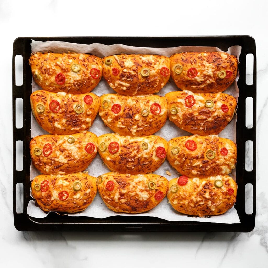 Bak de broodjes in een voorverwarmde oven op 200 °C in 12–18 minuten goudbruin.