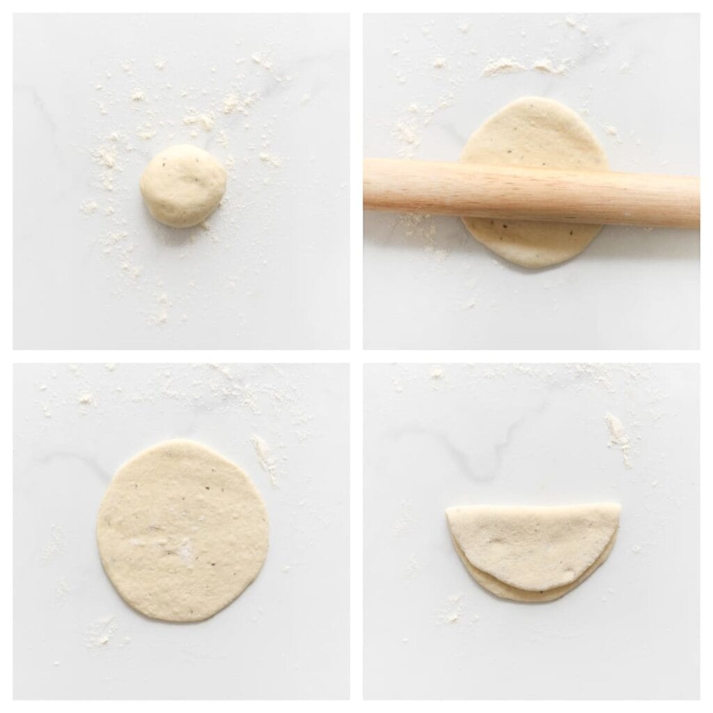 Rol een bol uit tot een cirkel van ongeveer 13 cm en vouw deze dubbel.