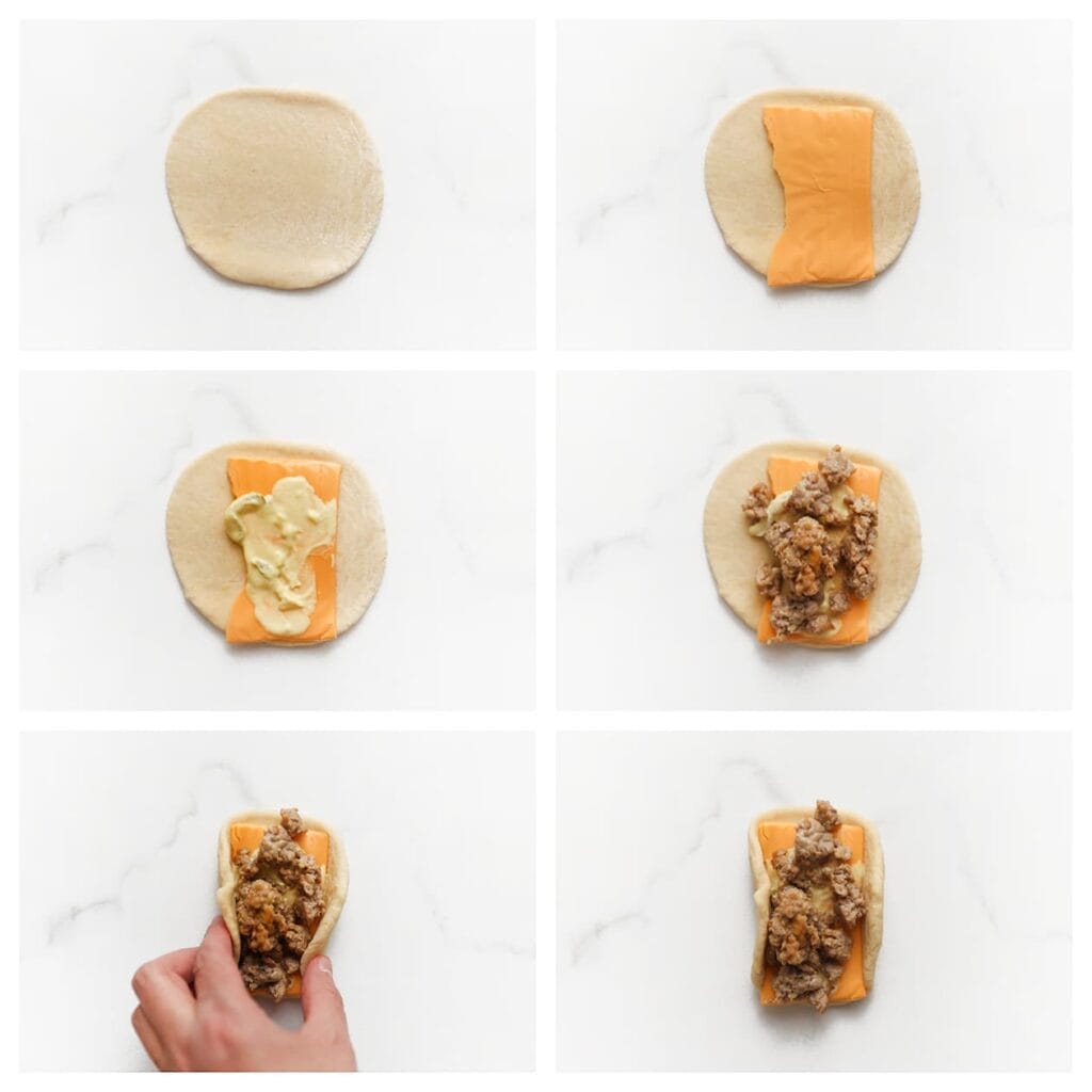 Leg in het midden van het deeg een halve plak cheddar kaas. Voeg een kleine lepel saus toe en schep er wat van het gehaktmengsel bovenop. Vouw de zijkanten van het deeg omhoog zodat de vulling volledig omsloten is.
